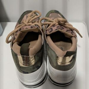 Steve Madden  Womens Sneakers    Size  9 M